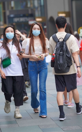 清秀美丽牛仔裤
