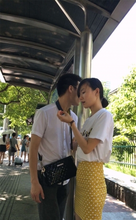等公交车的黄色紧绷短裙极品好身材肉丝高跟妹子
