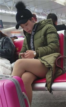 4k-高铁站候车室拍摄肉丝美腿鸭舌帽MM。