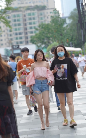 热裤长靴少妇