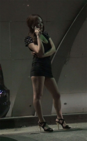 夜总会门前打电话的丰满双乳OL女郎