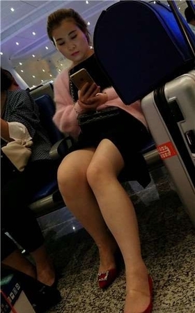 4k超清，高铁站候车室拍摄粉衣性感美腿肉肉的美女
