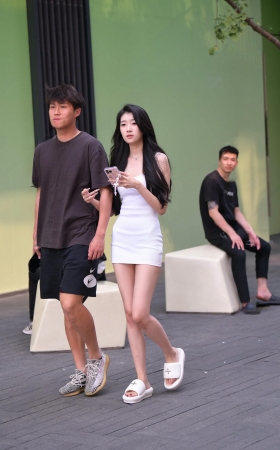 白短裙小姐姐 [21P]