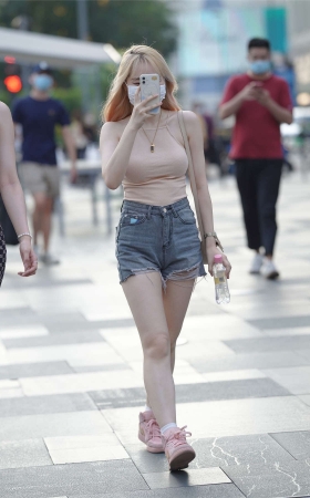 清秀优雅吊带裙
