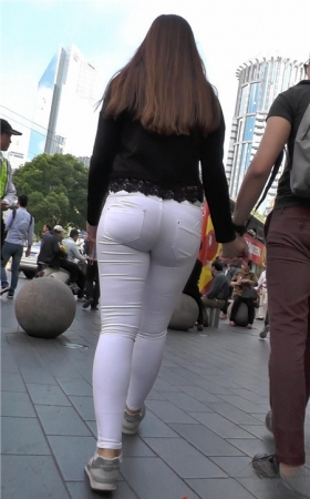 白色紧身丰满的洋妞