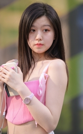 这种热裤女生，看见就令人疼惜