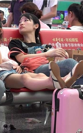 4K – 背带牛仔裤松糕鞋玉足少F [2.66 GB/MP4]