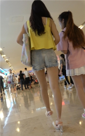 黄衣热裤小姐姐