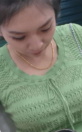 地铁上漂亮的牛仔短裤美女