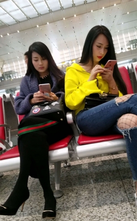 高铁站拍摄蓝色紧身牛仔裤长发漂亮美女