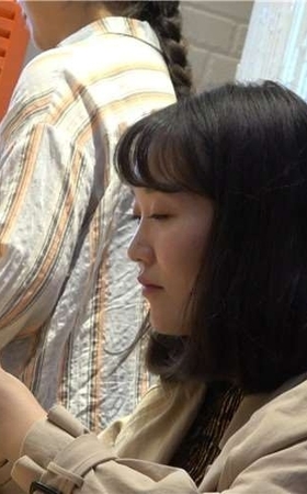 4k-毛呢外套微胖短发美女街拍美足