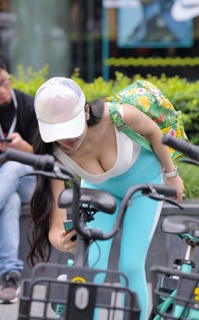 紧身瑜伽裤美女的心事