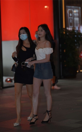 甜美青春姐妹花