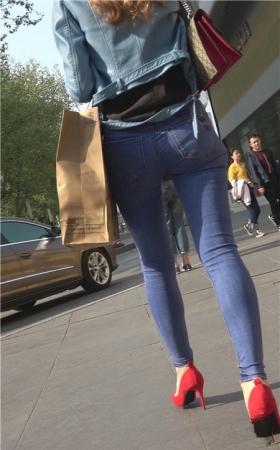 街拍国外牛仔紧身美女
