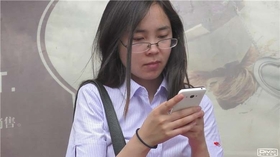 4k-等公交的高颜值制服OL美足女神