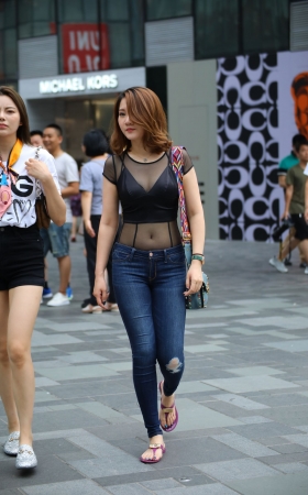 性感无暇的美女，好喜欢这肚脐