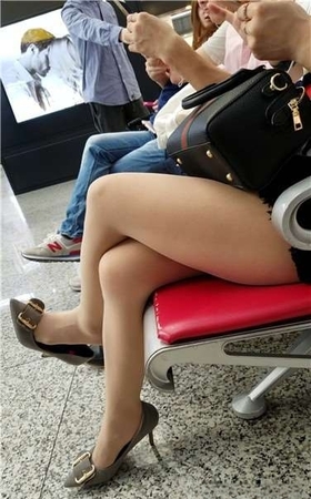 4k超清，候车室自拍的极品丝袜长腿高跟鞋美女