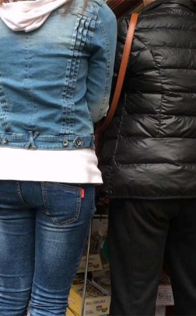 超级紧绷牛仔裤美眉