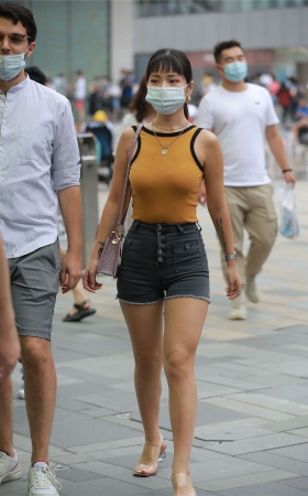 玻璃街拍作品 – 性感黑色热裤女友
