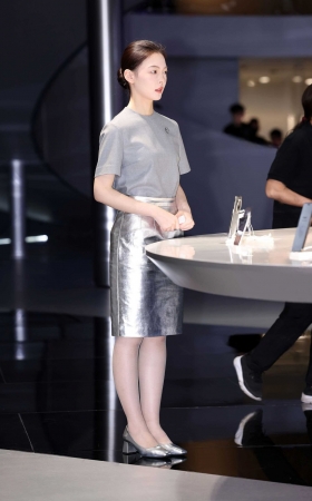 20250429华为的肉丝美腿礼仪 [16P]