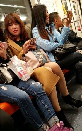 4K-地铁车厢拍摄街拍肉丝袜美腿气质小姐姐