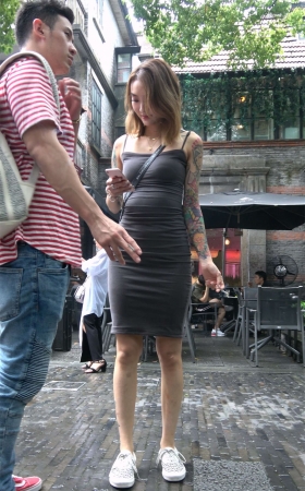 灰色吊带裙纹身妹
