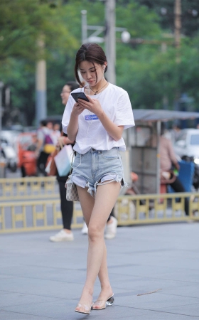 摄神街拍作品 – 这热裤看得我热血沸腾