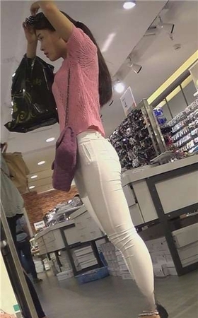 街拍紧身白裤苗条身材粉色毛衣清纯靓丽美眉 [1.43 GB]