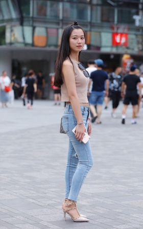 紧牛小姐姐 [13P]