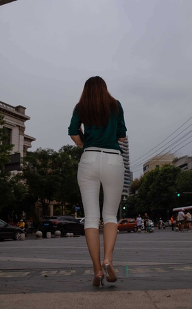 [凯恩专区] 紧致白裤美女 这身材没得挑 【图片➕视频】 [10P]
