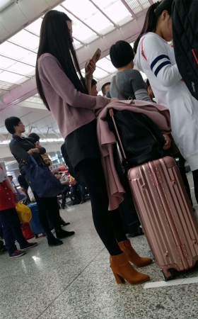 高铁站等车的黑色丝袜棕色高跟极品美腿长发美女