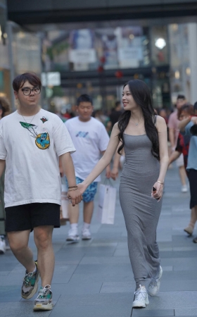 街拍灰色长裙美眉 [18P]