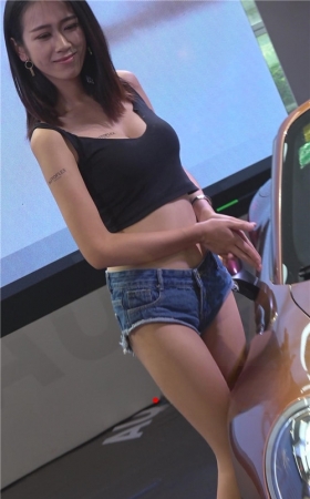 热裤车模小姐姐
