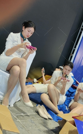 4K后台案场休息美tui肉si脱鞋大饱眼福 [8P]