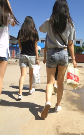 美腿热裤小清新学妹
