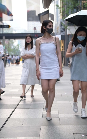白色吊带裙
