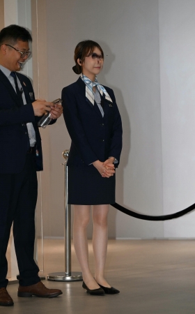 斯斯文文的通勤装眼镜妹 [18P]