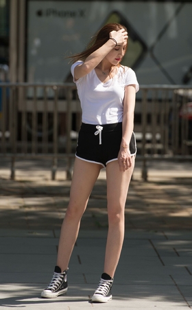 白T恤短裤美女