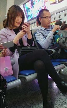 4k-高铁站候车室拍摄黑丝打底裤美腿美女。
