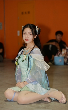 俏皮的小美女(43P)