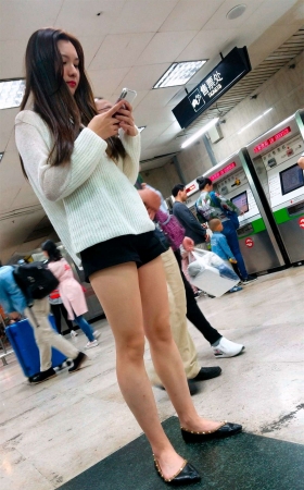 白色毛衣街拍美腿美女气场强大