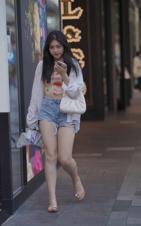 牛仔热裤小姐姐 [22P]