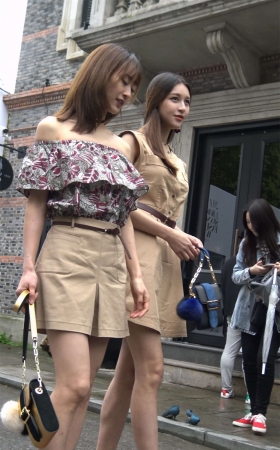 短裙凉高跟性感美女美女姐妹