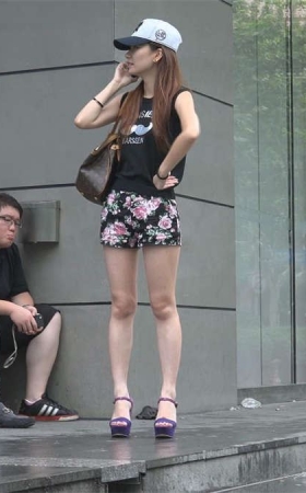商场门口打电话的美女