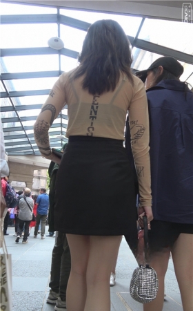 黑色高腰裙妹子