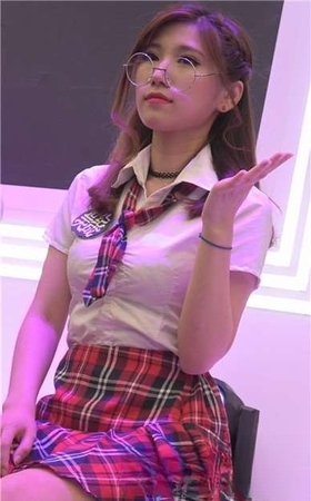 甜美萝莉制服夸张眼镜小美女。