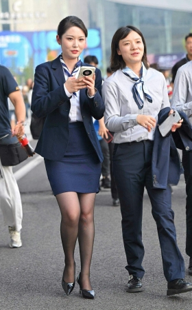 26821-33-96√原来是她，26成都国际车展职业装问界女神 9P