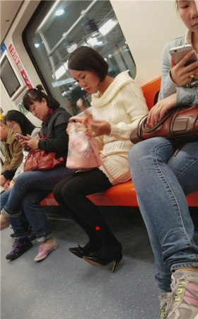 地铁上的短发妹子