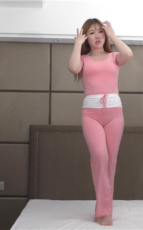 模拍粉色骆驼趾美女（一）