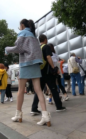 4K – 街拍苗条高挑眼镜妹 [1.65 GB/MP4]